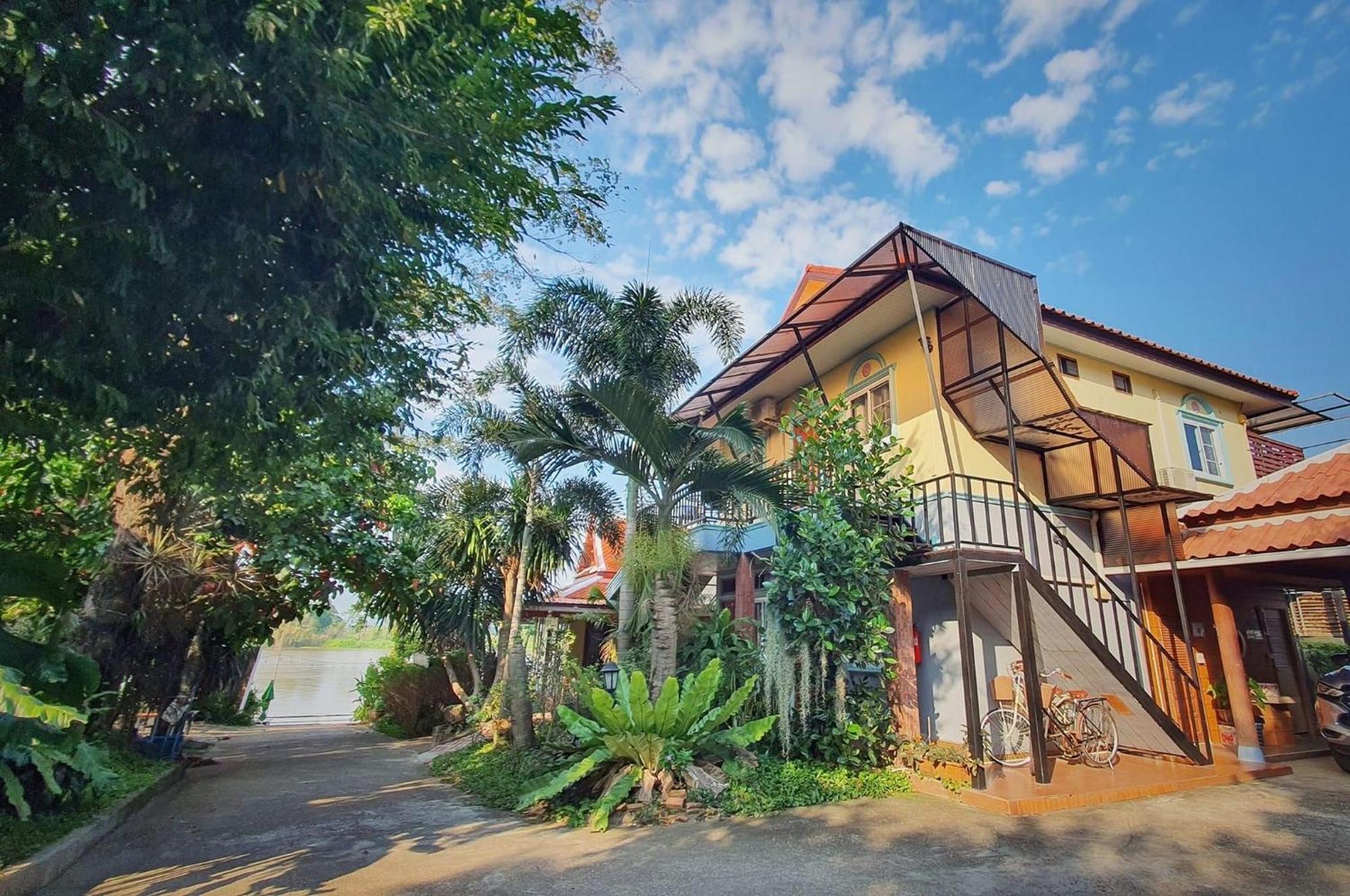 Ruen Thai Ban Rim Nam Kamphaeng Phet Ngoại thất bức ảnh