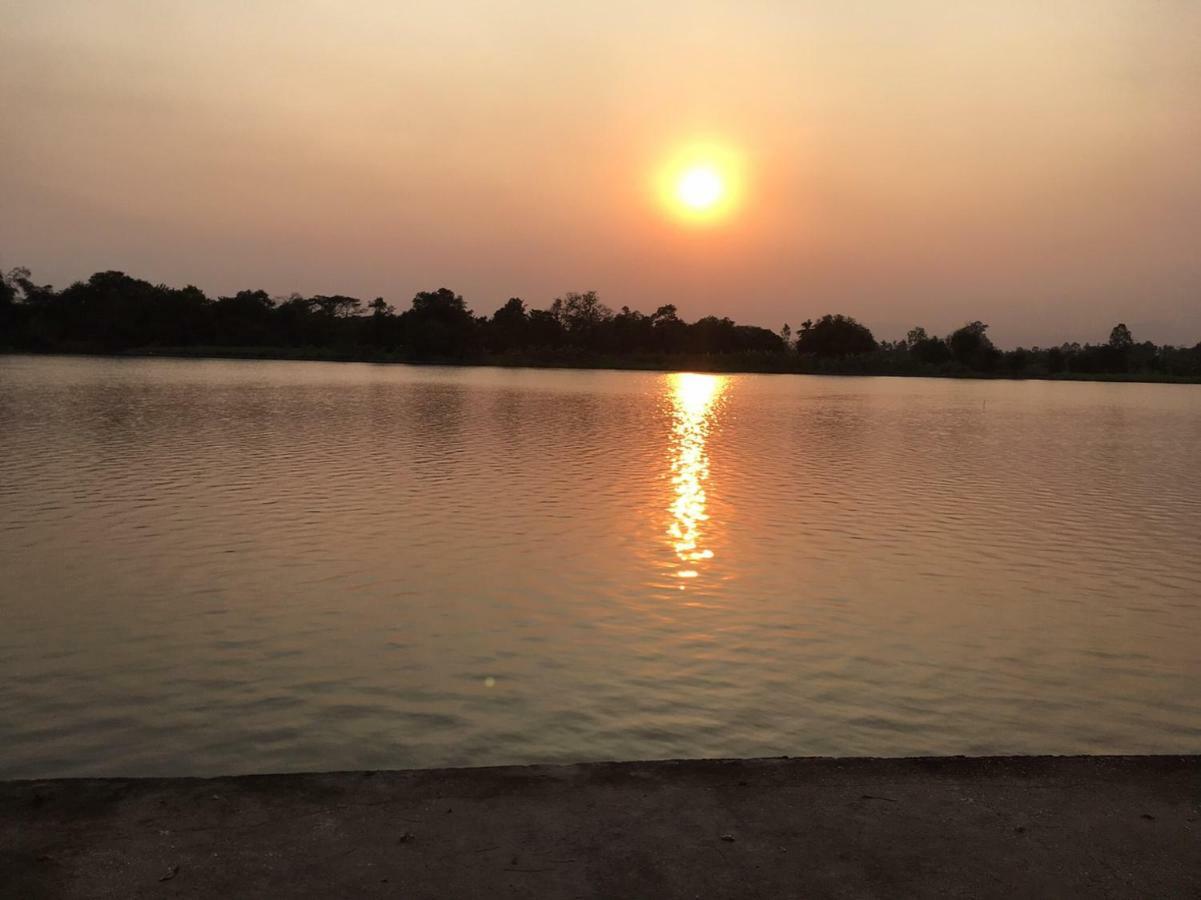 Ruen Thai Ban Rim Nam Kamphaeng Phet Ngoại thất bức ảnh