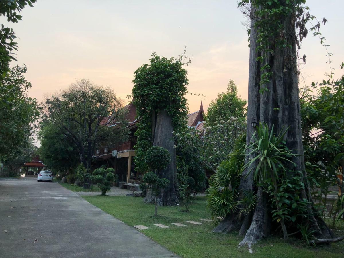 Ruen Thai Ban Rim Nam Kamphaeng Phet Ngoại thất bức ảnh
