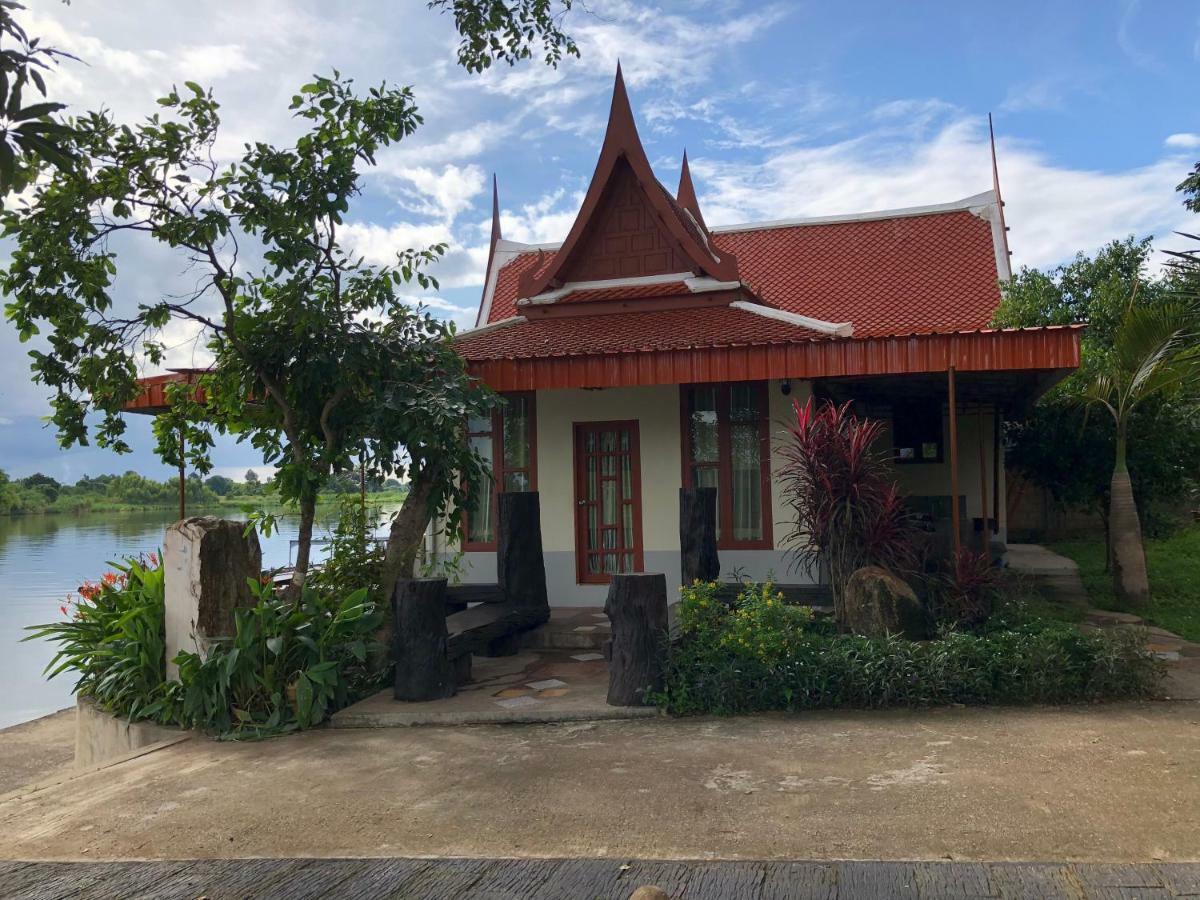 Ruen Thai Ban Rim Nam Kamphaeng Phet Ngoại thất bức ảnh