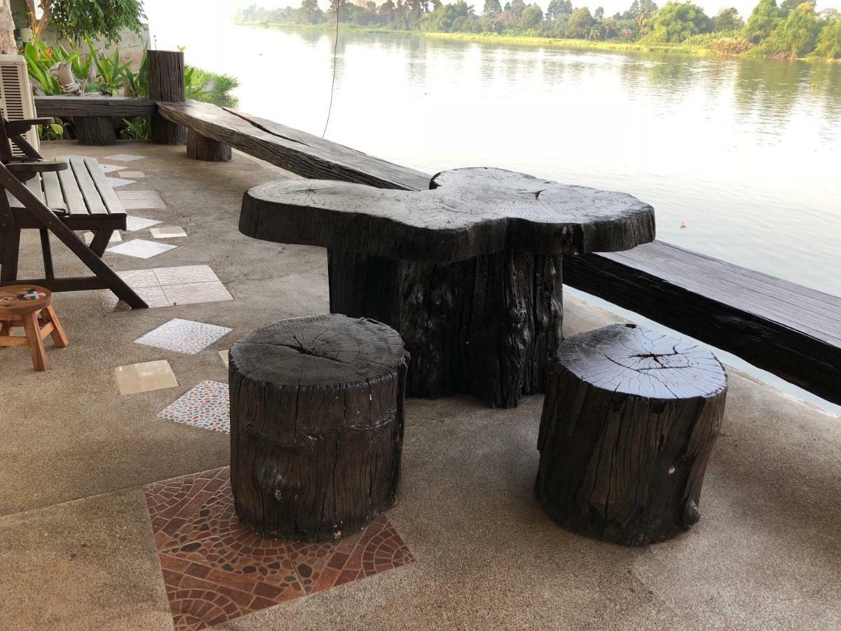 Ruen Thai Ban Rim Nam Kamphaeng Phet Ngoại thất bức ảnh