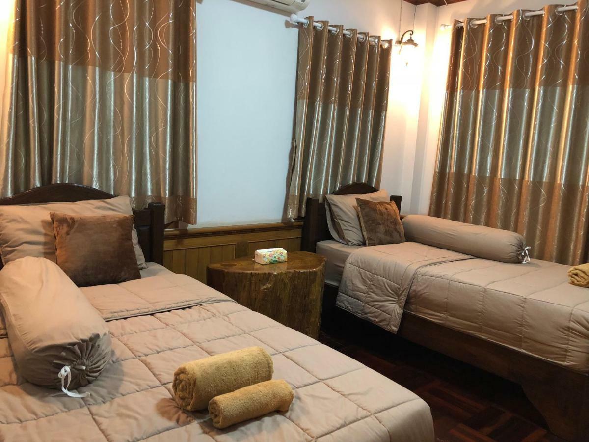 Ruen Thai Ban Rim Nam Kamphaeng Phet Ngoại thất bức ảnh