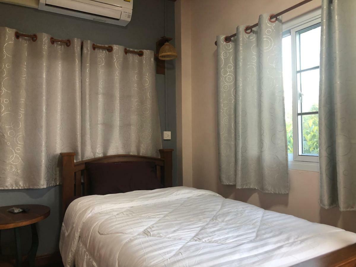 Ruen Thai Ban Rim Nam Kamphaeng Phet Ngoại thất bức ảnh