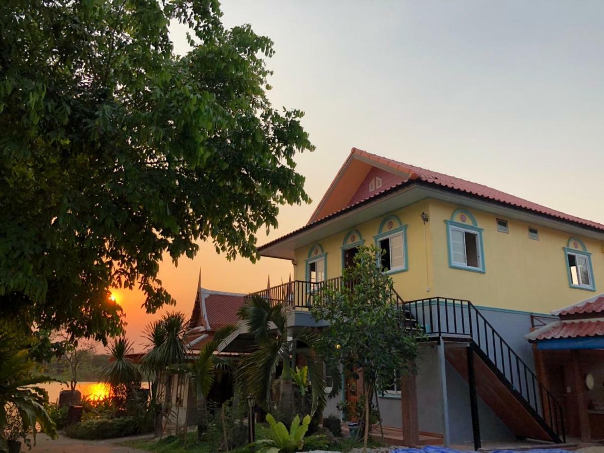 Ruen Thai Ban Rim Nam Kamphaeng Phet Ngoại thất bức ảnh
