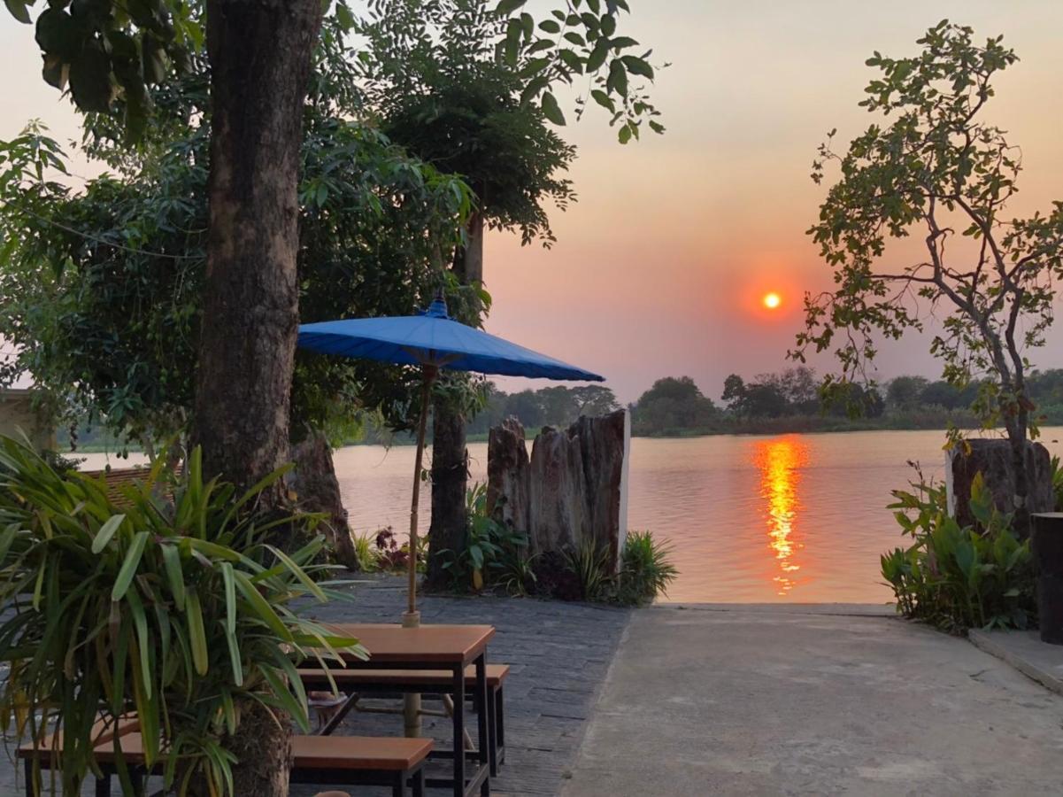 Ruen Thai Ban Rim Nam Kamphaeng Phet Ngoại thất bức ảnh