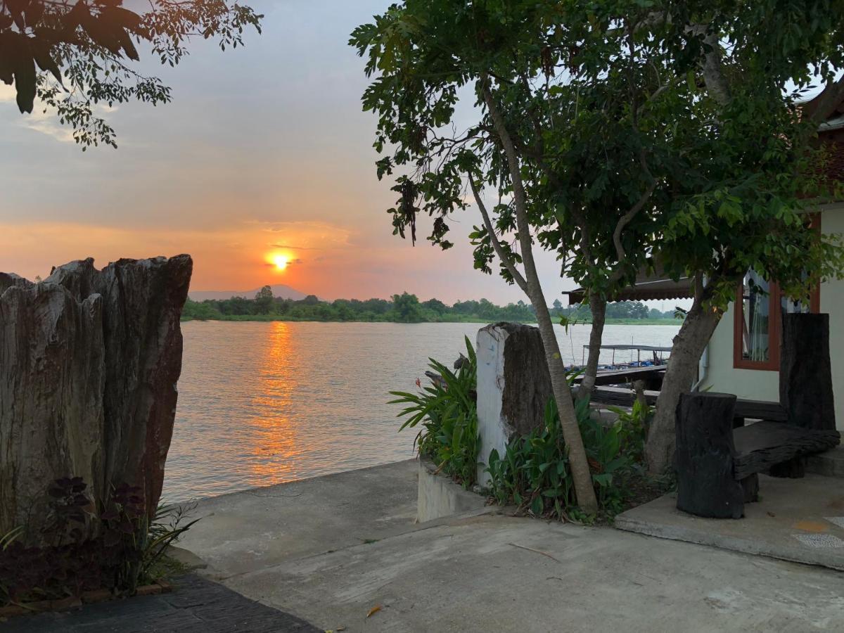 Ruen Thai Ban Rim Nam Kamphaeng Phet Ngoại thất bức ảnh